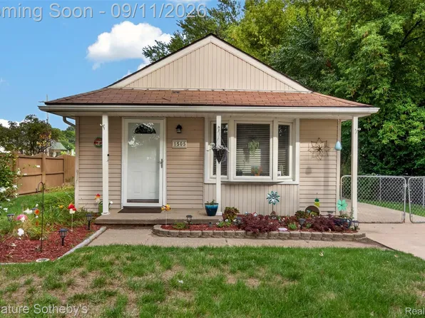 1505 Wilmot St, West Bloomfield, MI 48324