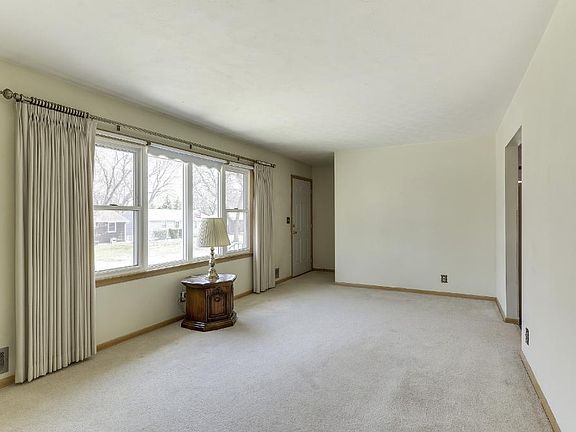 4th image of 524 12th Ave S