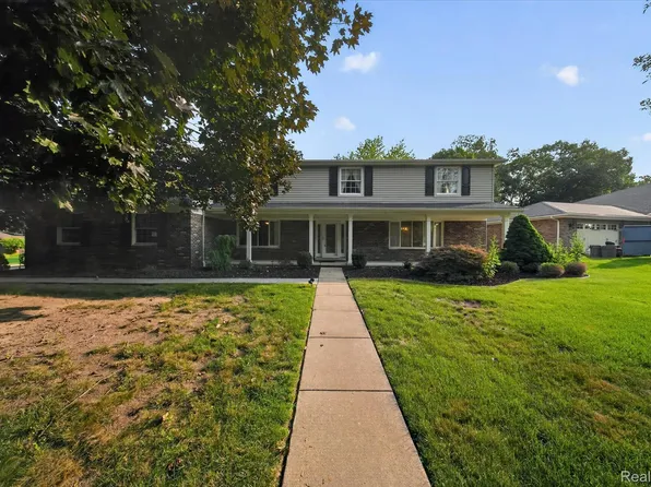 8940 Sarah Ln, Grosse Ile, MI 48138