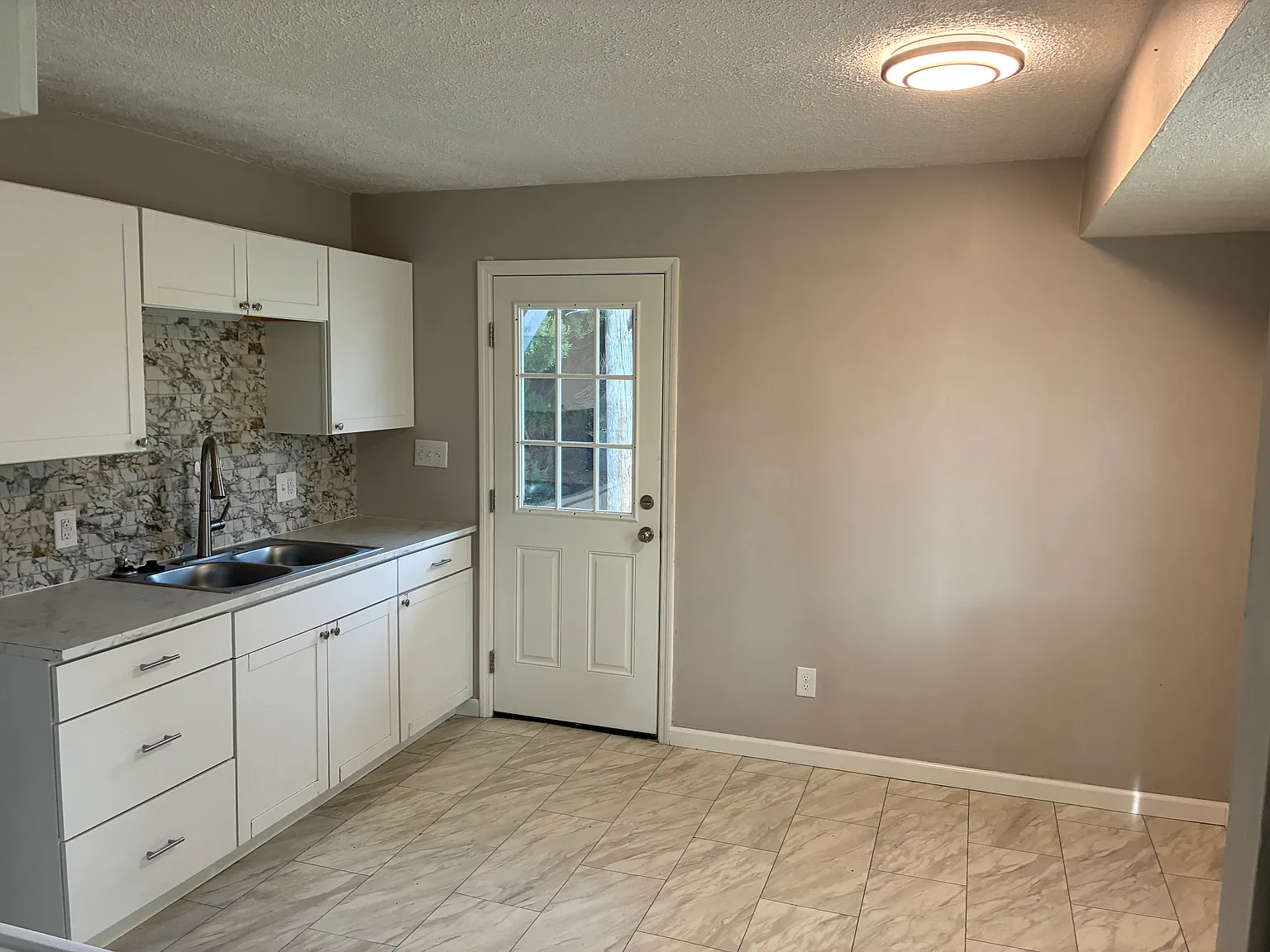 3 bed, 922 sqft, $1,600 — Photo 2