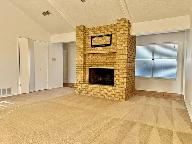 2405 Castleford Rd — Photo 4