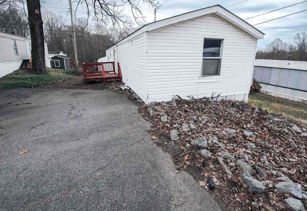Building Photo - 300 Randell Dr #24