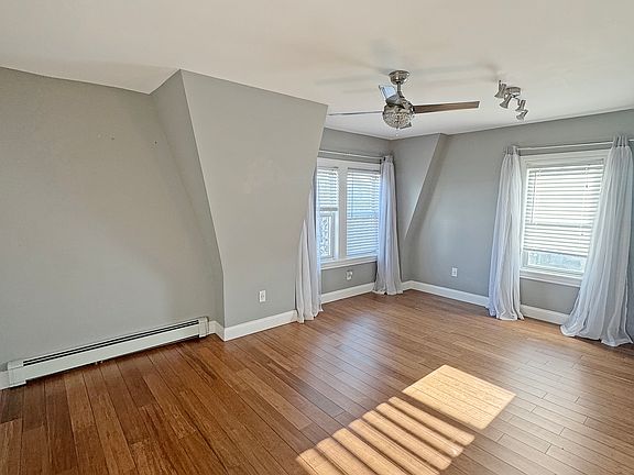 LIVING ROOM (UN-STAGED)