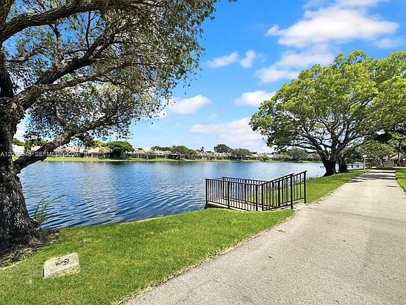 3rd image of 901 Colony Point Cir APT 111