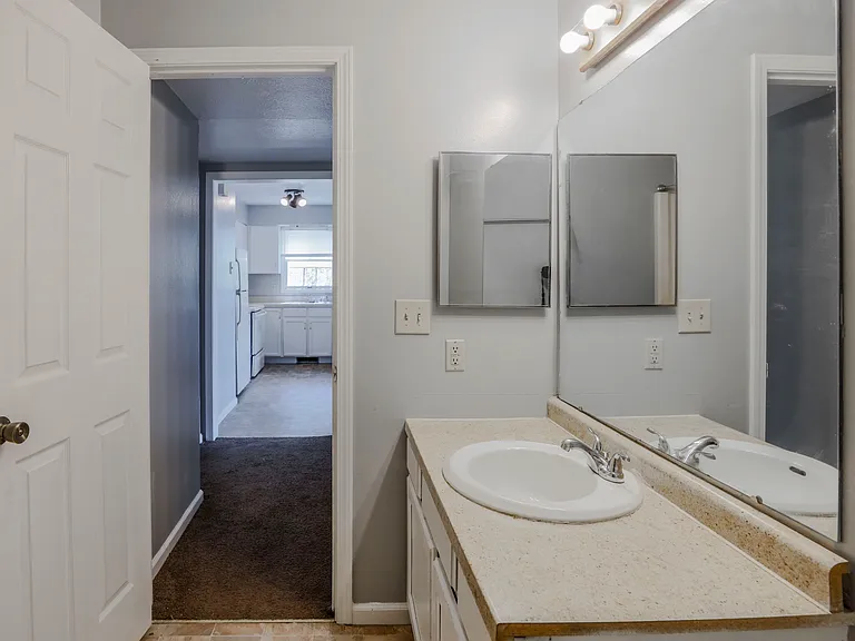 Tippecanoe Drive Apartments — Photo 21