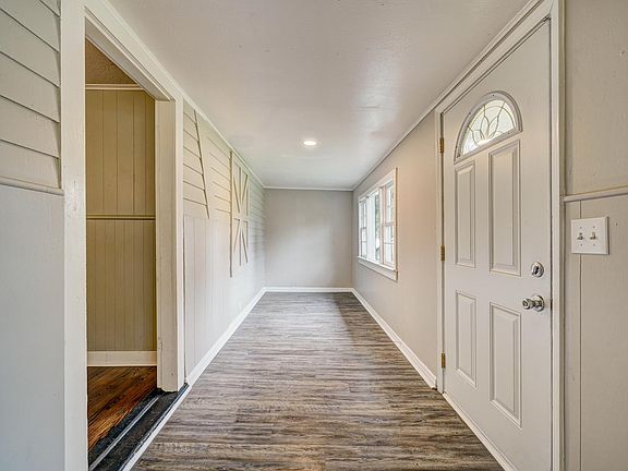 Front "porch"/bonus area