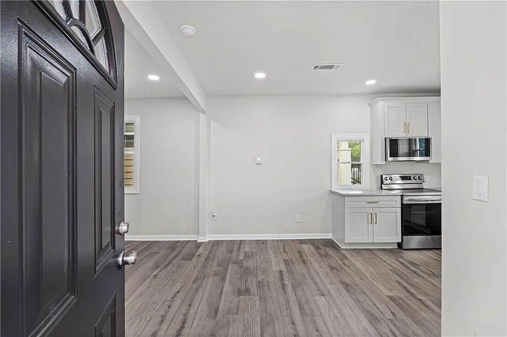 3 bed, 3.0 bath, 1311 sqft, $3,000 — Photo 2