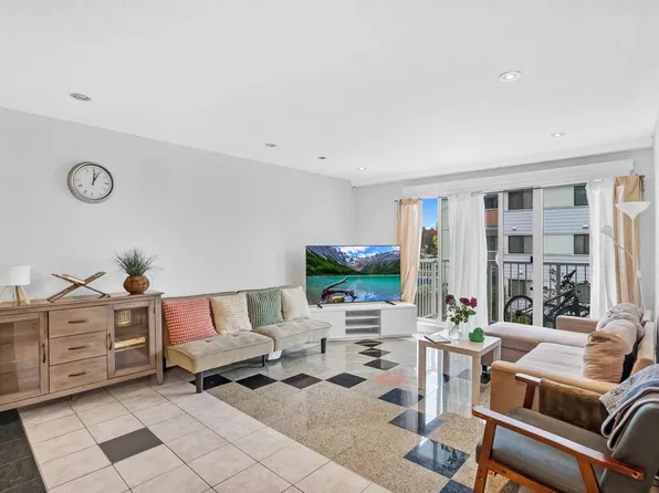 7220 Lindsay Rd #205, Richmond, BC V7C 2P5