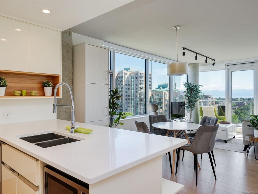 989 Johnson St #813, Victoria, BC - View 3
