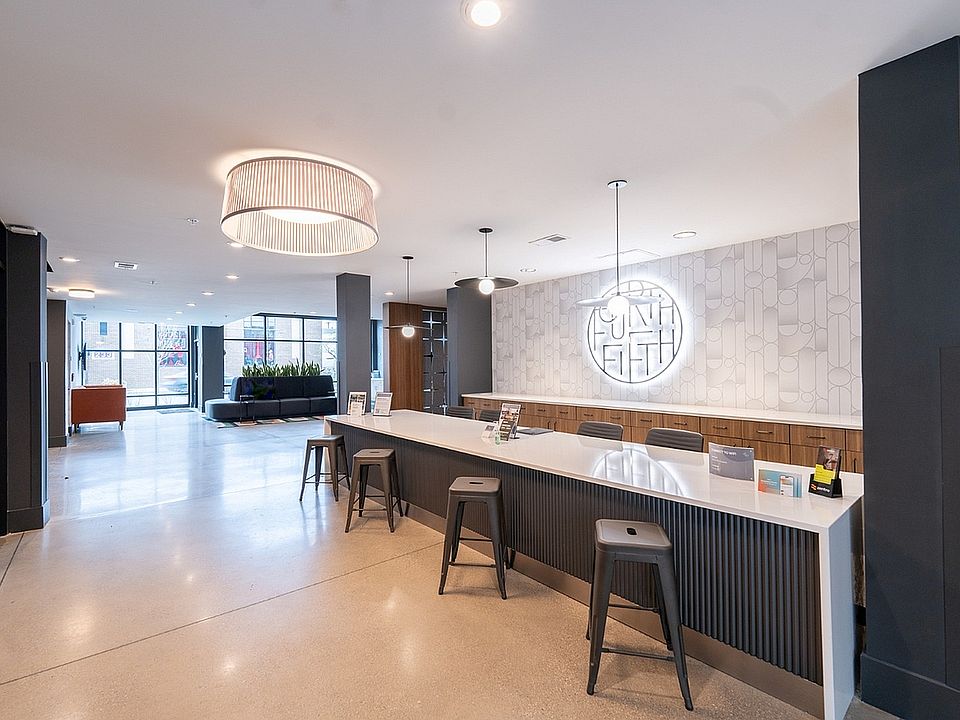 4th & 5th Lobby