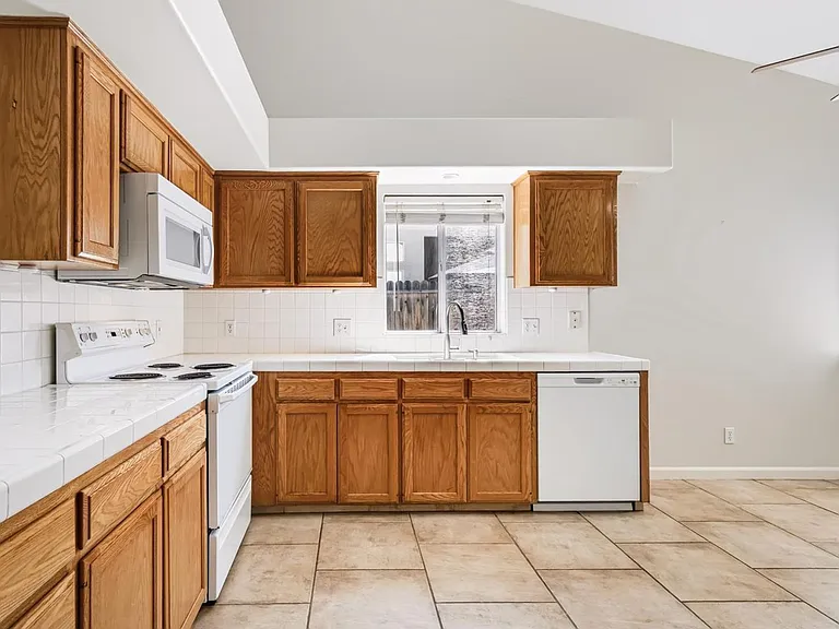 352 W Kelly Ave — Photo 10