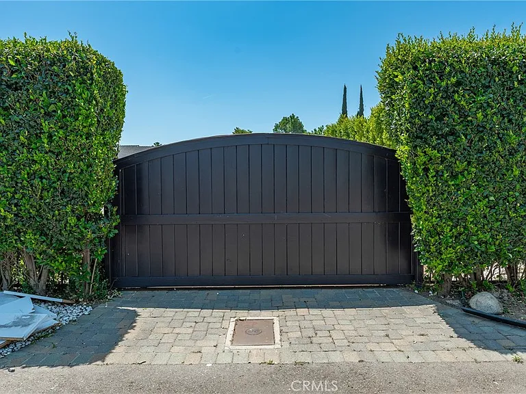 22960 Calvert St — Photo 3