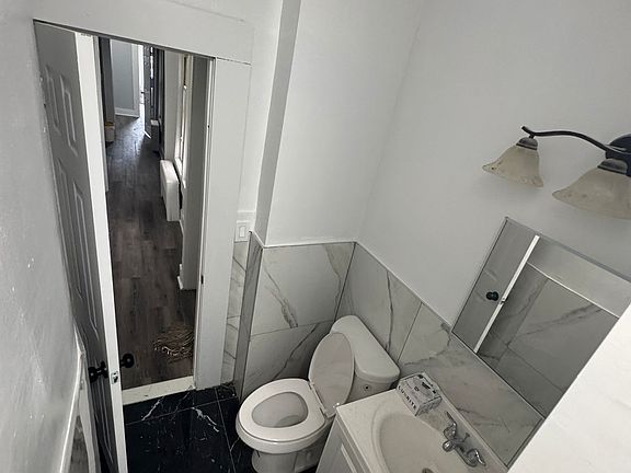 5th image of 162 Waverly St APT 1