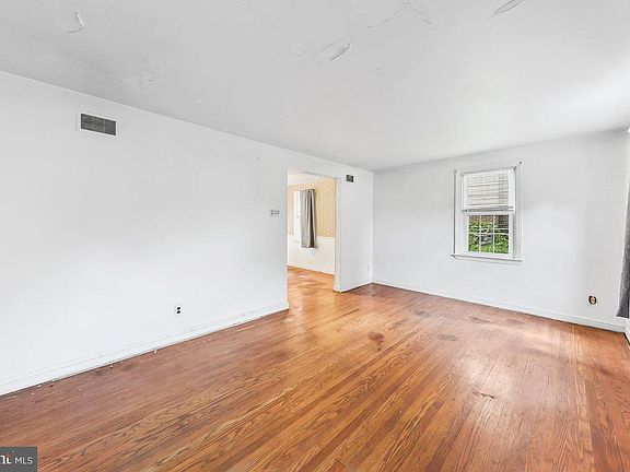 3rd image of 6 N Stuyvesant Dr