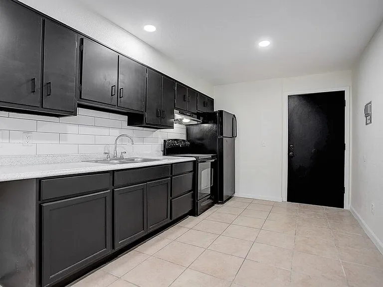 1 and 2 bed Apartments! Many with W/D in unit! Rent Specials! Call Today! Tour Today! — Photo 6