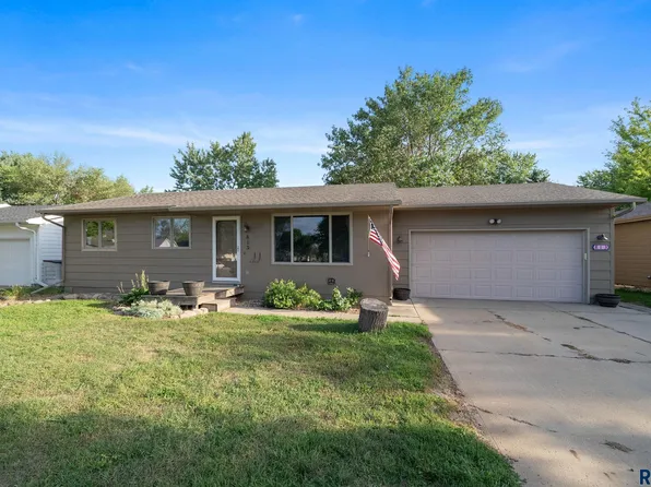 813 E Elm St, Harrisburg, SD 57032