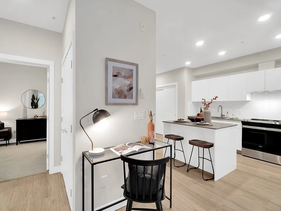377 Moilliet St S
