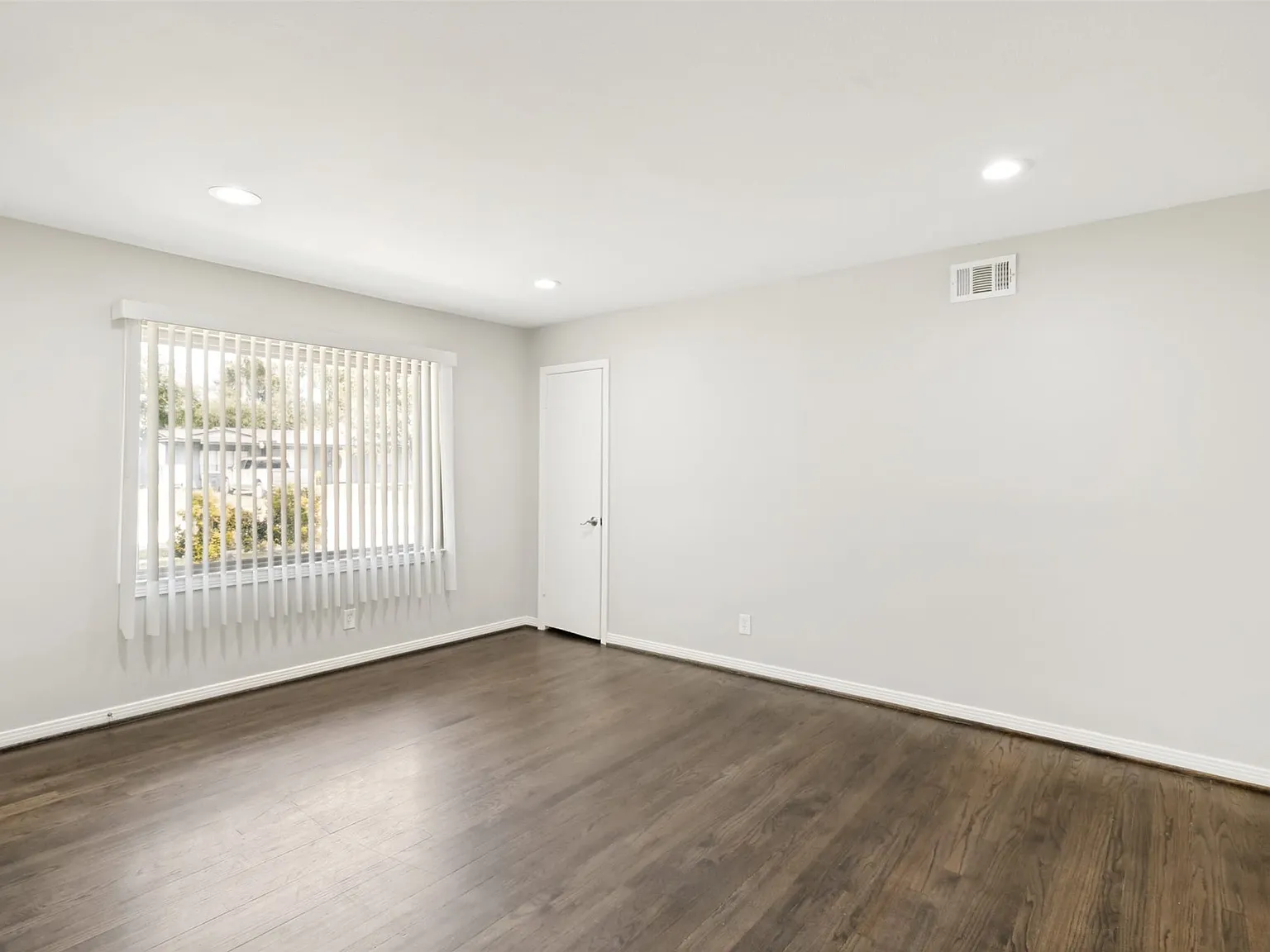 3 bed, 1.0 bath, 1364 sqft, $1,995 — Photo 3