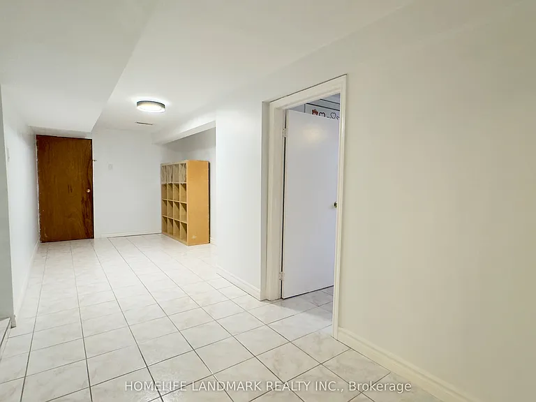 35 Lambeth Sq — Photo 2