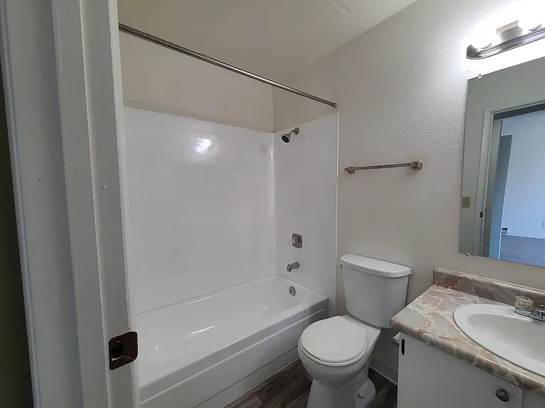 15015 Shoreline Apartments — Photo 28