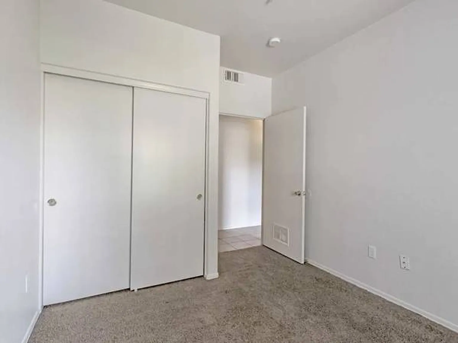 San Remo Apartments — Photo 4