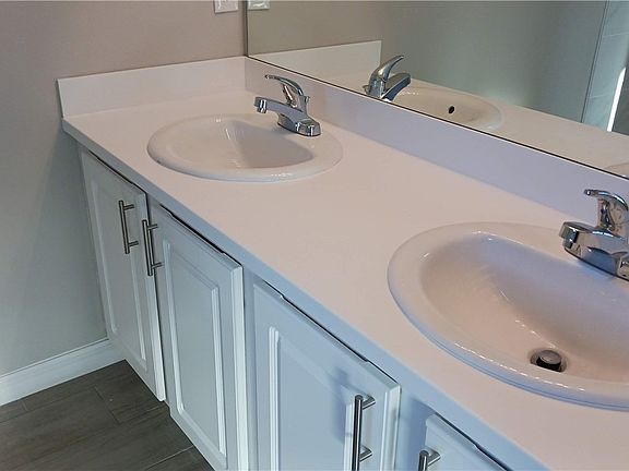 5th image of 740 Foxtail St E