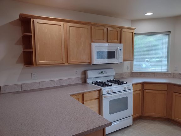 2nd image of 913 Orchid Pl #102