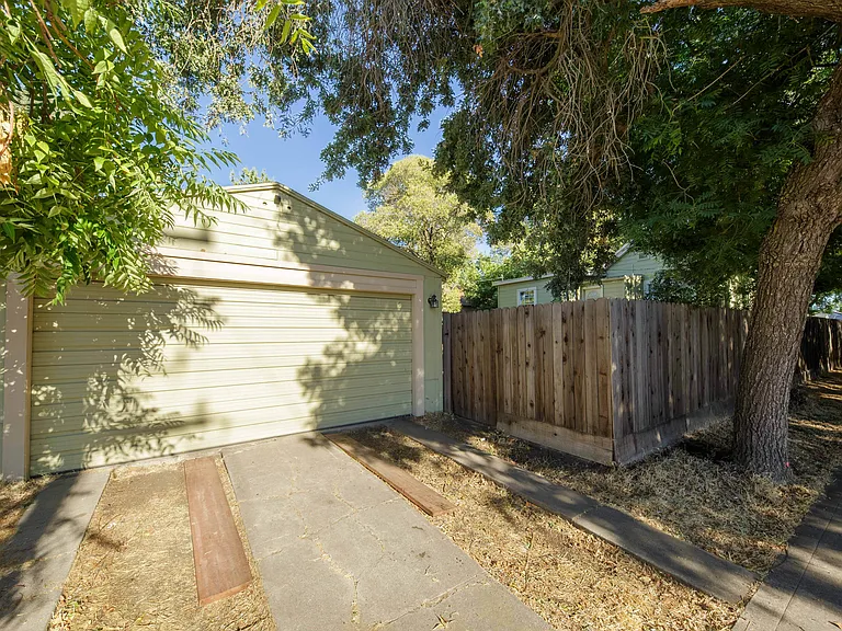 303 E Arcade St — Photo 17