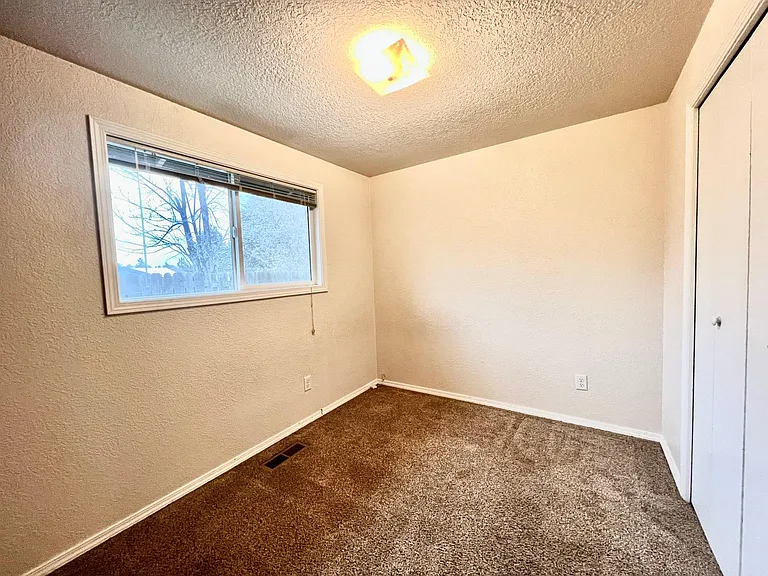 2816 NE Lapoint Ct — Photo 10
