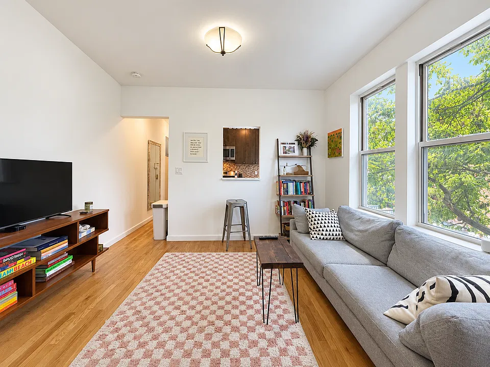 19 Christopher St #15