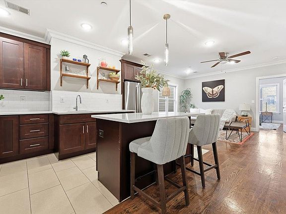 3rd image of 25 Saint Pauls Ave Floor 3