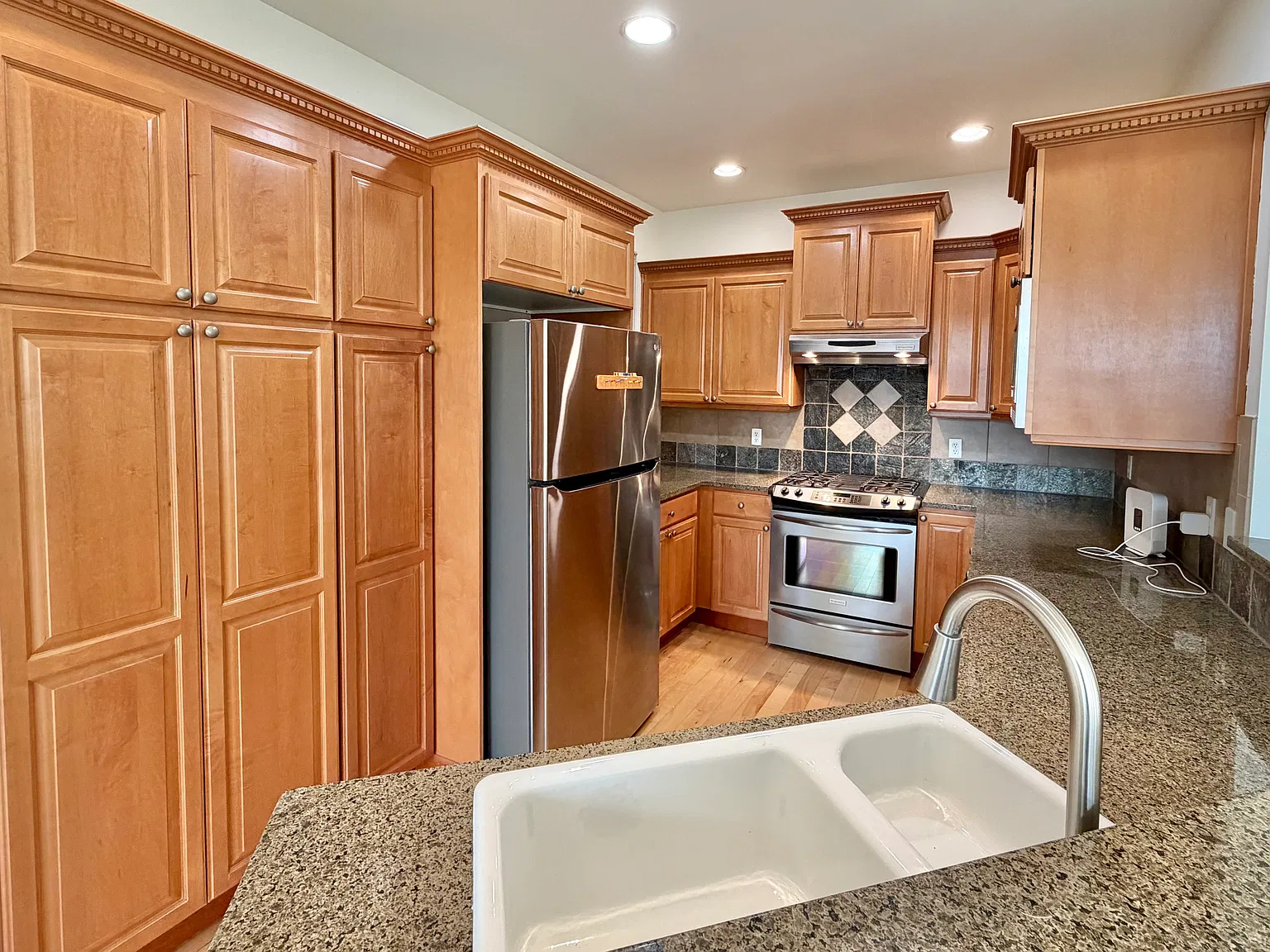 3 bed, 2.5 bath, 1600 sqft, $2,950 — Photo 2