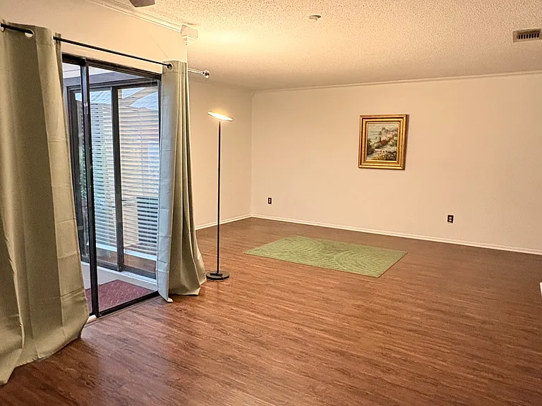 337 Kirkcaldy Dr — Photo 2