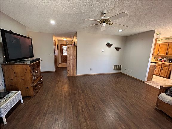 2nd image of 985 Lake Sequoyah Dr