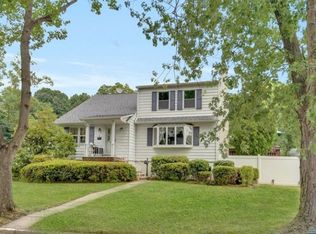 15 Gibbs Rd, Dumont, NJ 07628