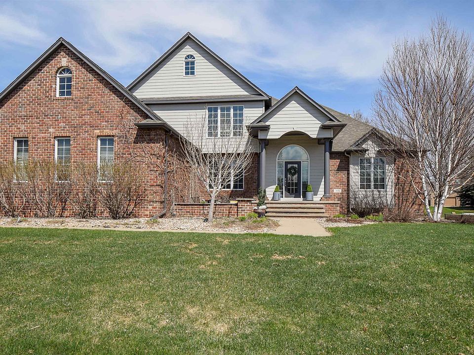1st image of 300 E Pinehurst Dr