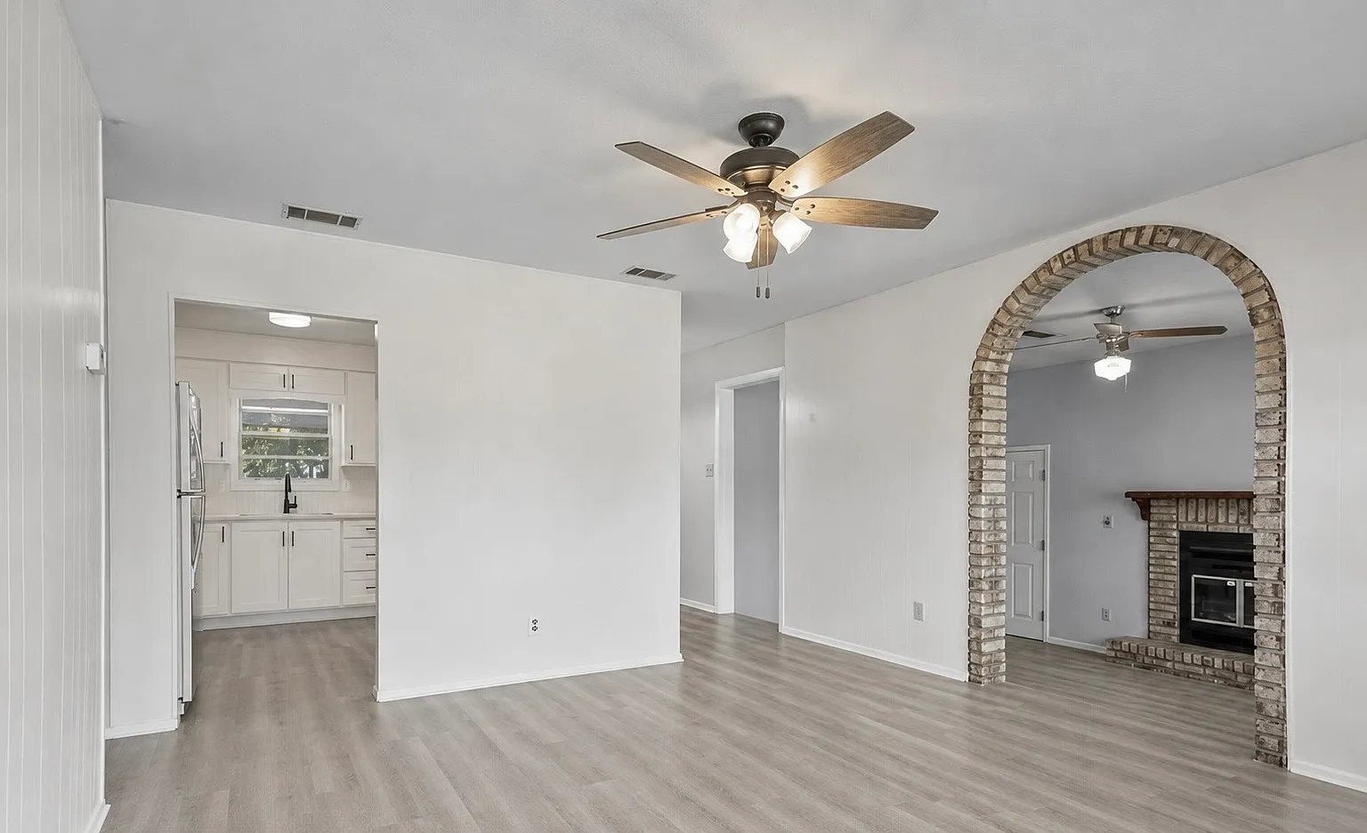 3 bed, 1300 sqft, $1,900 — Photo 2