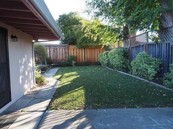 Private and relaxing yard. Rent includes gardener.