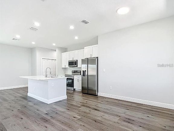 3rd image of 10 Dogwood Loop Ave