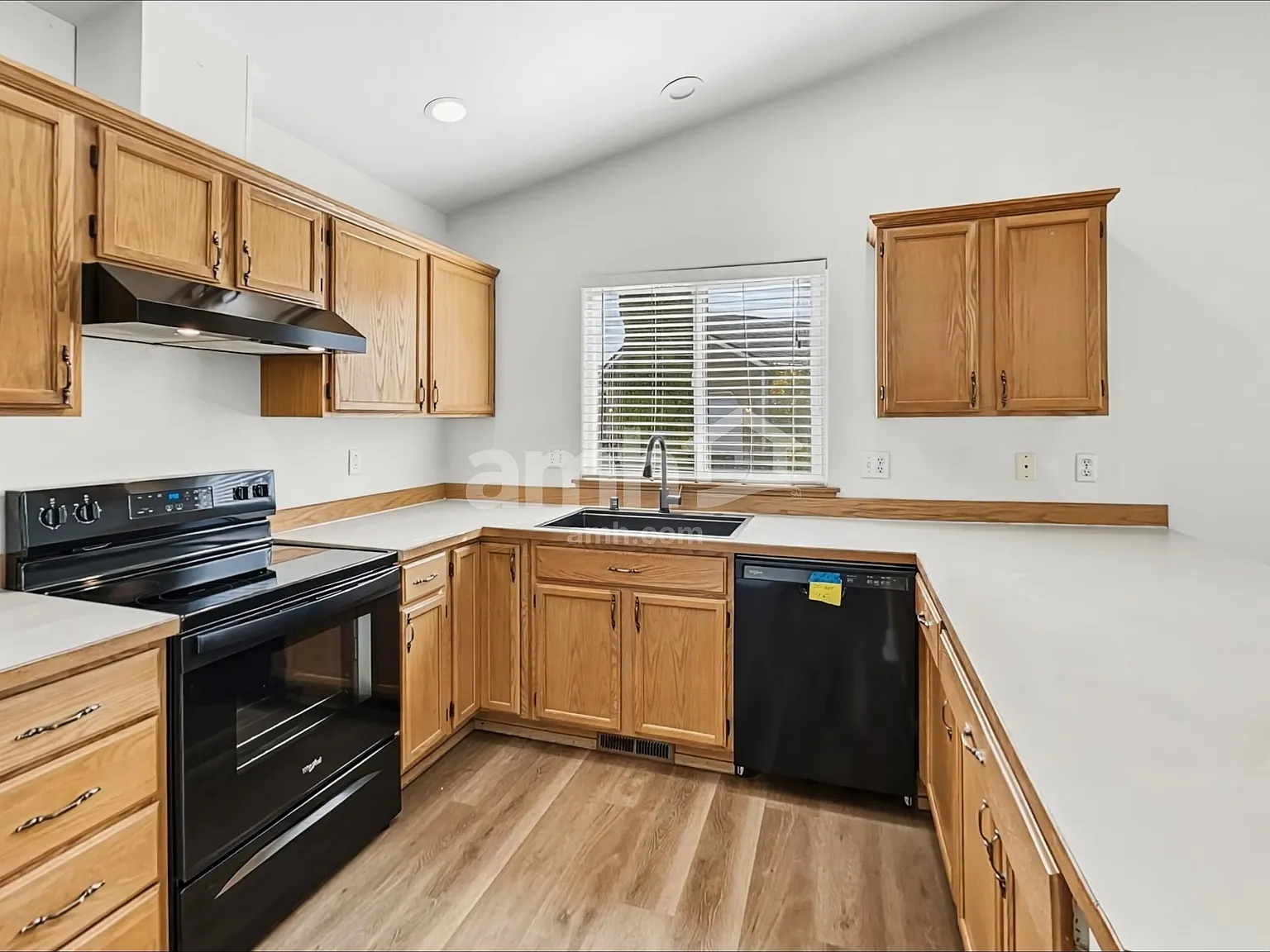 3 bed, 2.0 bath, 1161 sqft, $3,010 — Photo 4