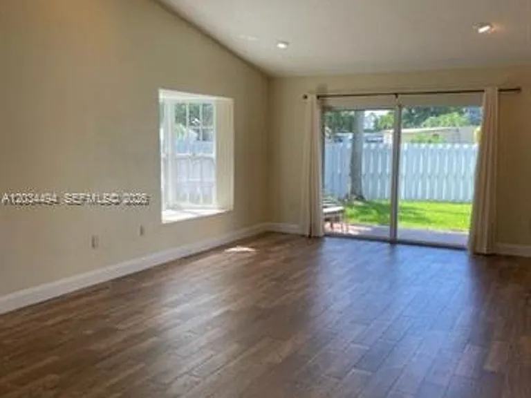 11160 SW 11th Pl — Photo 4