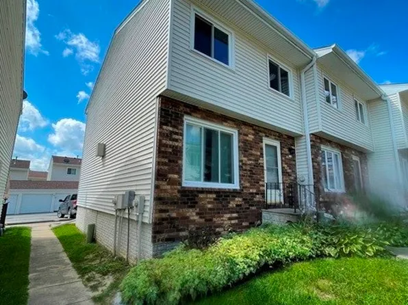 226 Holiday Cir #43, West Des Moines, IA 50265