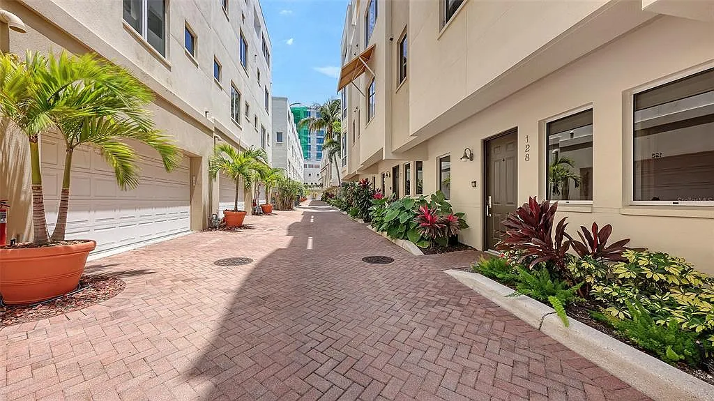 2 bed, 3.5 bath, 2093 sqft, $4,650 — Photo 4