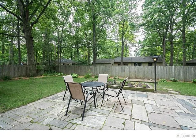1811 Alhambra Dr — Photo 24