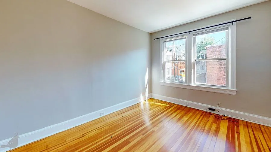 Wonderful West End Apartment! Parking Available! — Photo 1