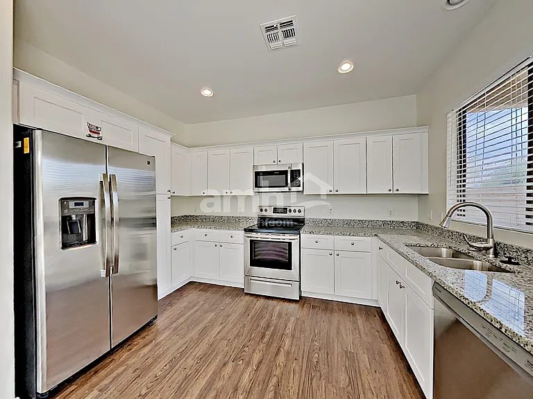 9427 W Potter Dr — Photo 3