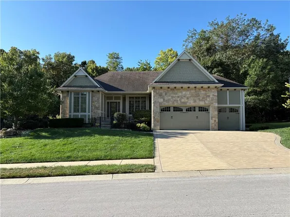 1923 Woodridge Dr, Leavenworth, KS 66048