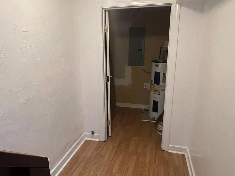 Large additional storage room (downstairs)