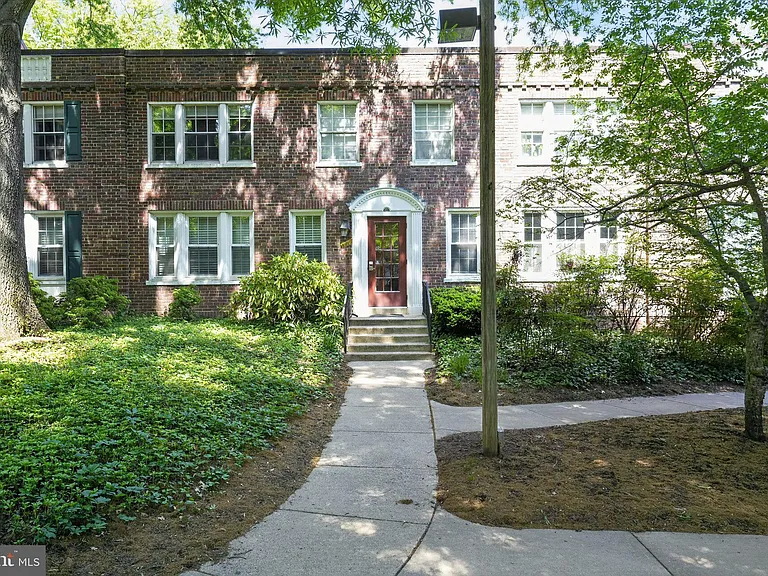 N Troy St — Photo 15
