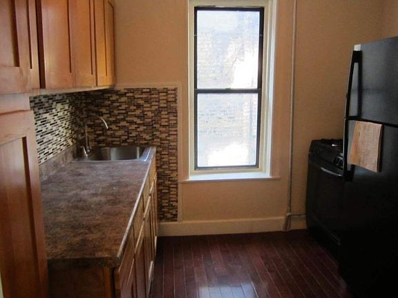 3rd image of 150 E 18th St APT 3J